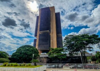 Juros pressionam a dívida mais que gastos públicos, dizem economistas