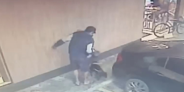 Homem prende cão em carro estacionado e motorista arrasta animal sem perceber em SC; VÍDEO