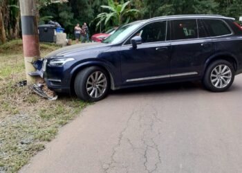 Adolescente bate carro de luxo no poste ao se assustar com presença de guardas em SC