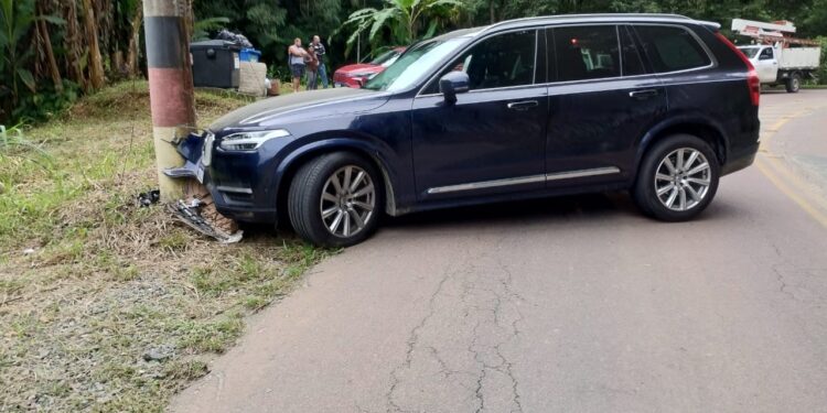 Adolescente bate carro de luxo no poste ao se assustar com presença de guardas em SC