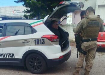 Norte-americano introduz R$ 700 no corpo em delegacia de SC e precisa de atendimento médico