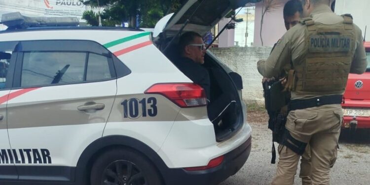 Norte-americano introduz R$ 700 no corpo em delegacia de SC e precisa de atendimento médico