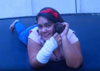 Vídeo mostra como mulher de 37 anos fingia ter 12: 'Pesquisava como ser autista e vomitava agulha', diz vítima