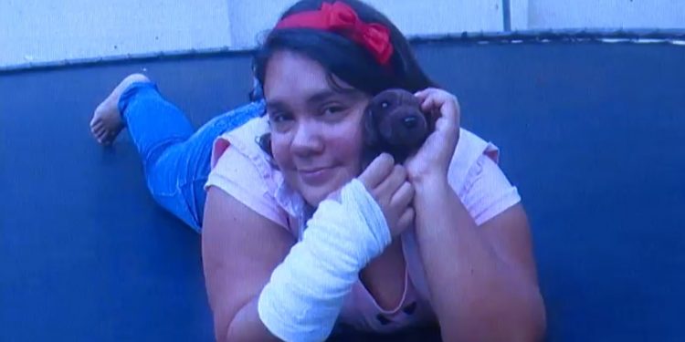 Vídeo mostra como mulher de 37 anos fingia ter 12: 'Pesquisava como ser autista e vomitava agulha', diz vítima