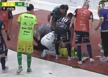 Lâmpada cai na cabeça de jogador da Chape em partida do Catarinense de Futsal; VÍDEO