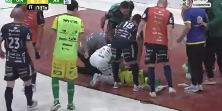 Lâmpada cai na cabeça de jogador da Chape em partida do Catarinense de Futsal; VÍDEO