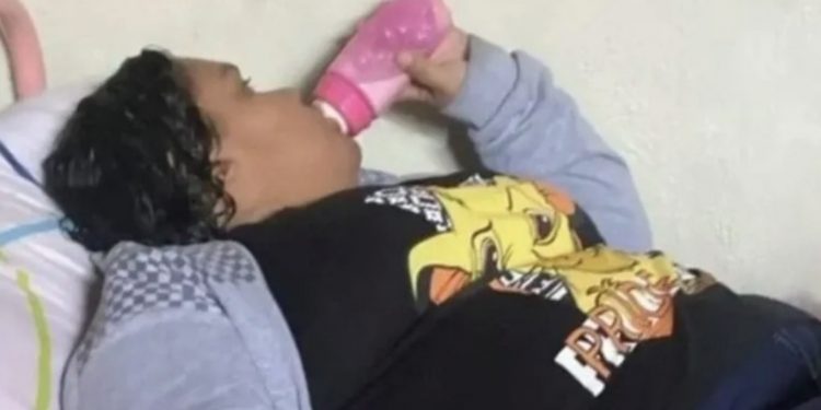 Mamadeira, chupeta e desenhos: como agia mulher de 37 anos que fingiu ter 12 anos e enganou família em SC