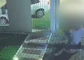 PM da reserva é flagrado agredindo e ameaçando com arma a mulher em SC; VÍDEO