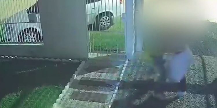 PM da reserva é flagrado agredindo e ameaçando com arma a mulher em SC; VÍDEO